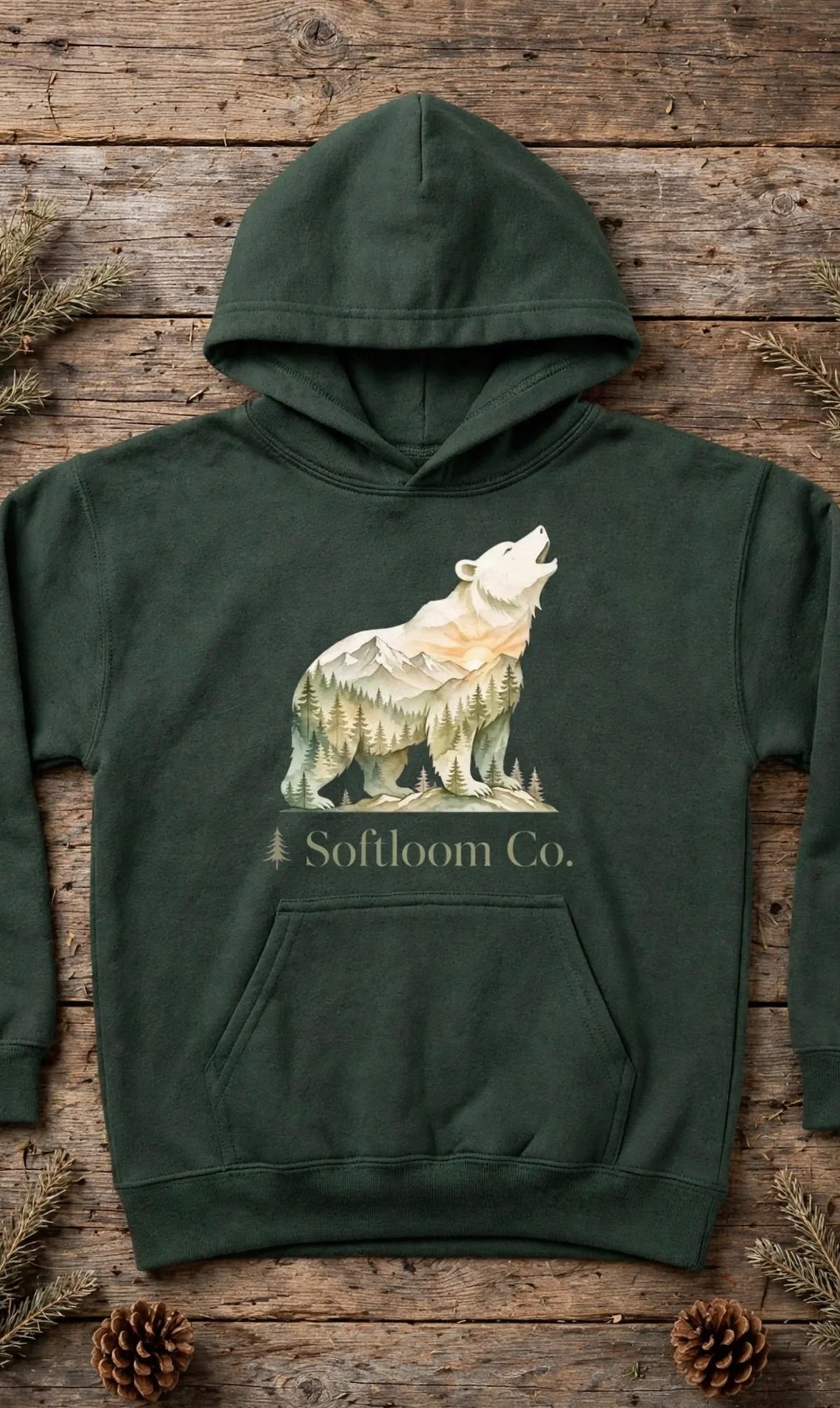 Hoodie jeunesse ours hurleur vert forêt à plat sur bois