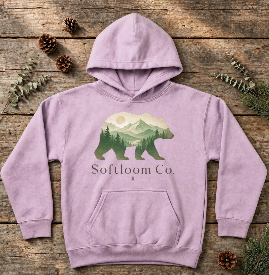 Hoodie jeunesse ours marcheur lilas à plat sur bois