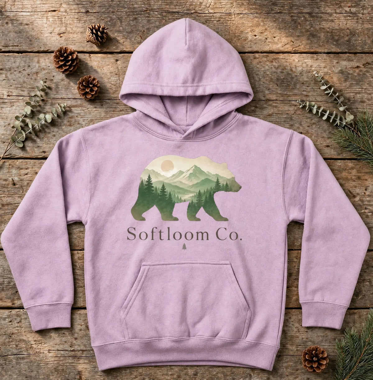 Hoodie jeunesse ours marcheur lilas à plat sur bois