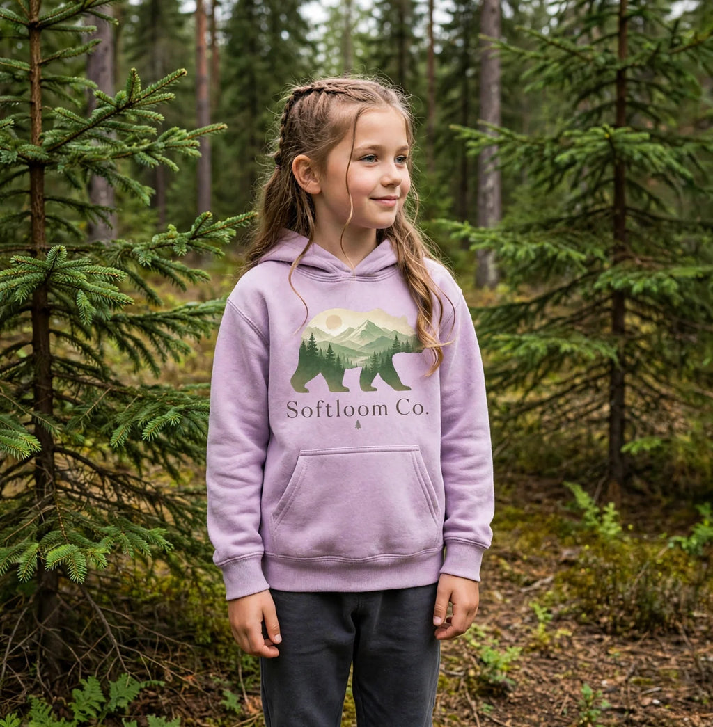 Hoodie jeunesse ours marcheur lilas porté par une enfant en forêt